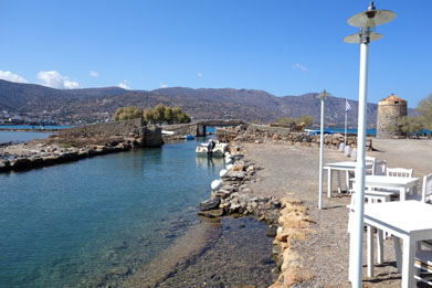 prs de Elounda le canal franchi par un petit pont